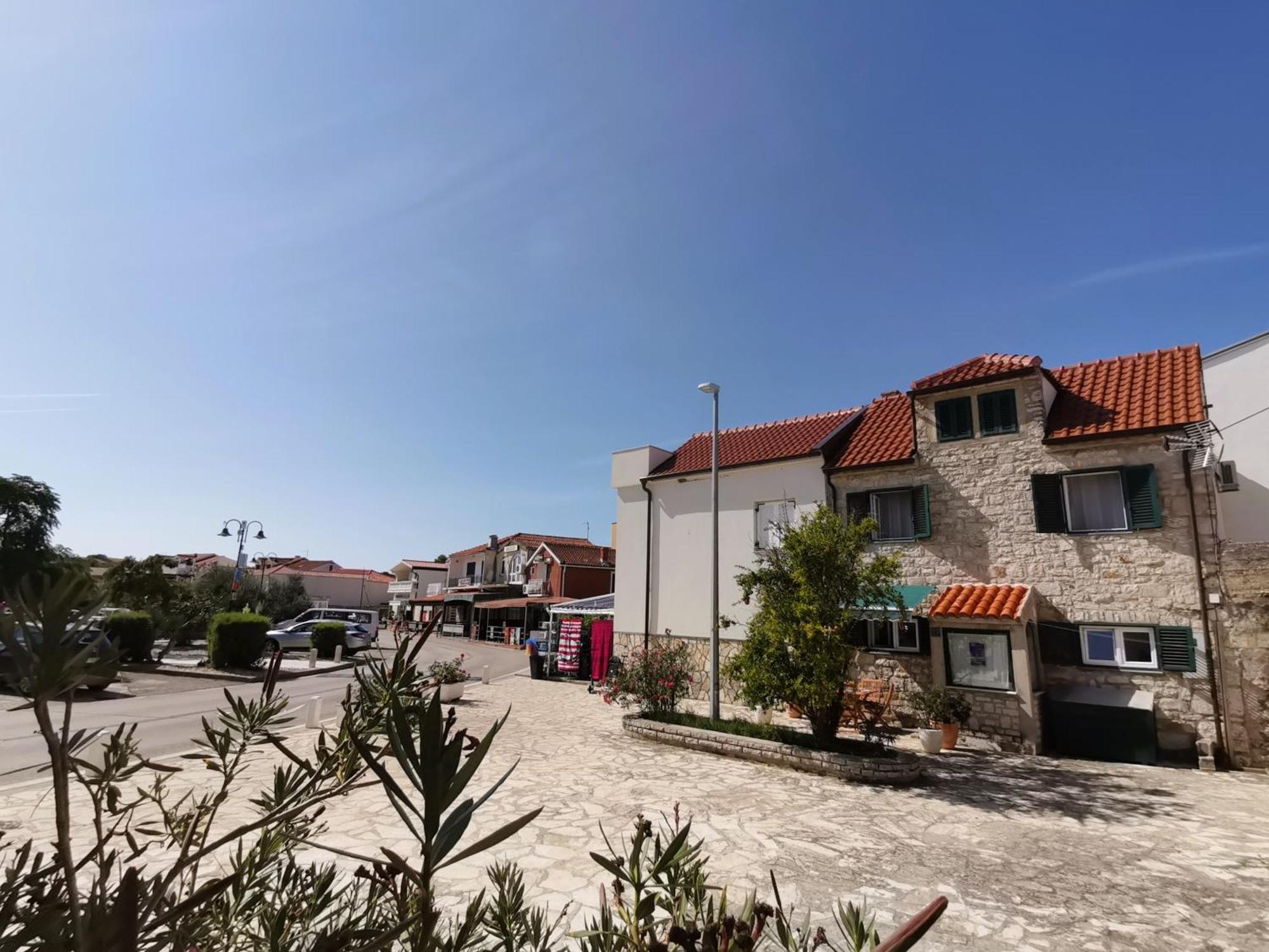 Charming Traditional Townhouse - Holiday Home Kata Jezera Exterior photo