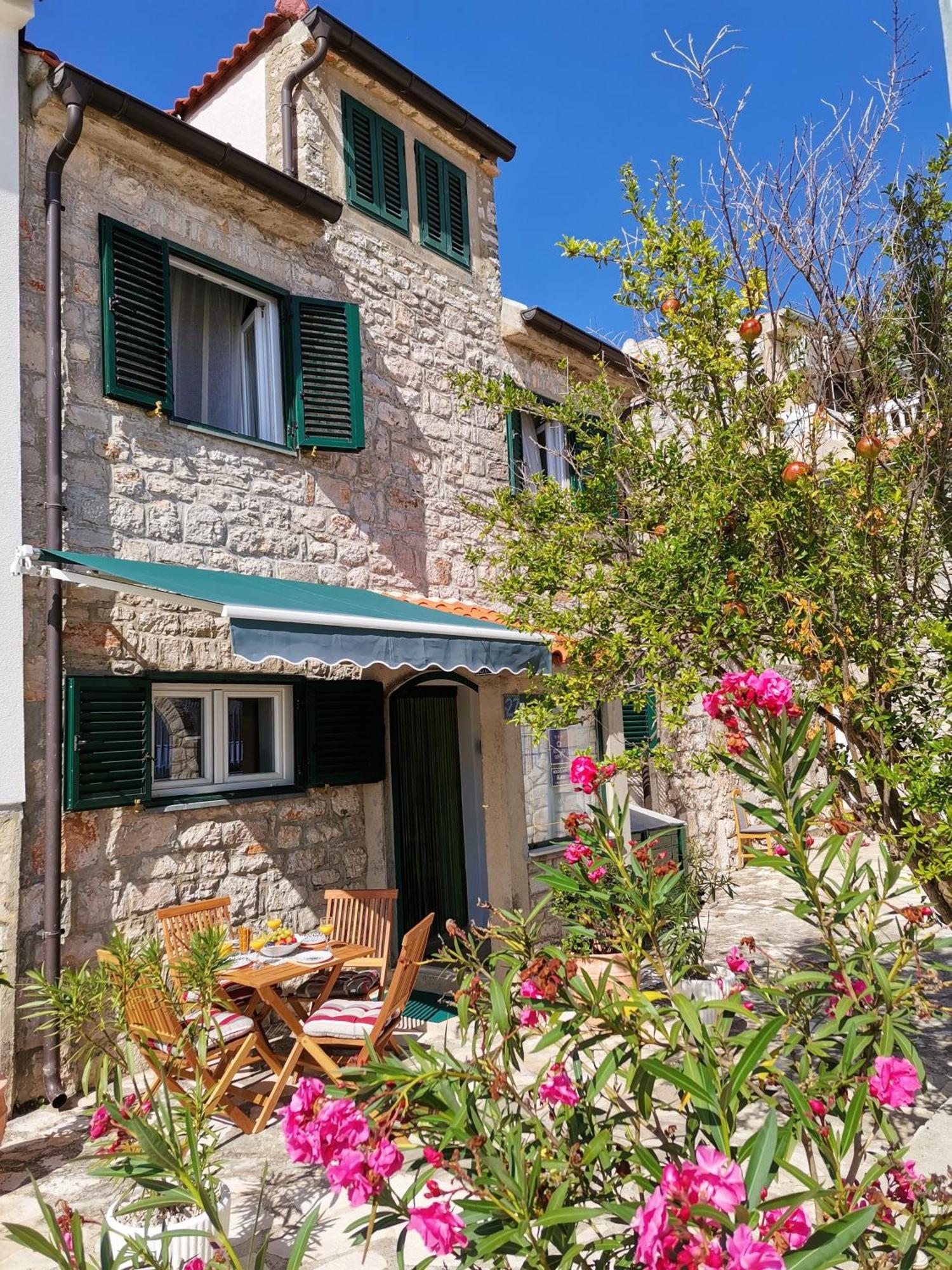 Charming Traditional Townhouse - Holiday Home Kata Jezera Exterior photo