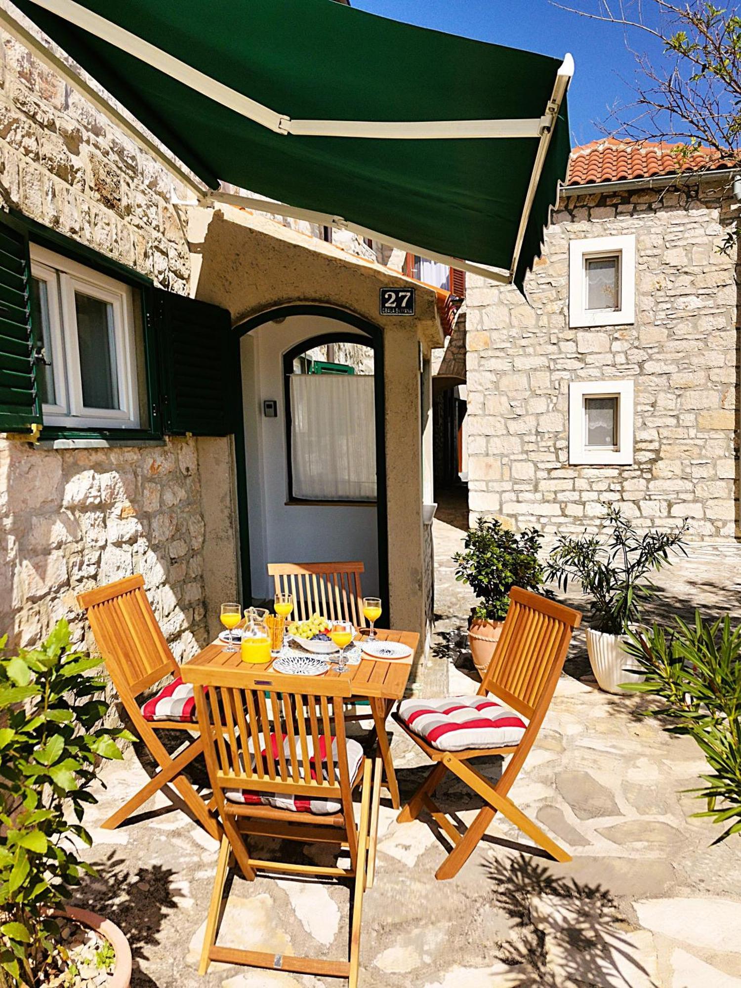 Charming Traditional Townhouse - Holiday Home Kata Jezera Exterior photo